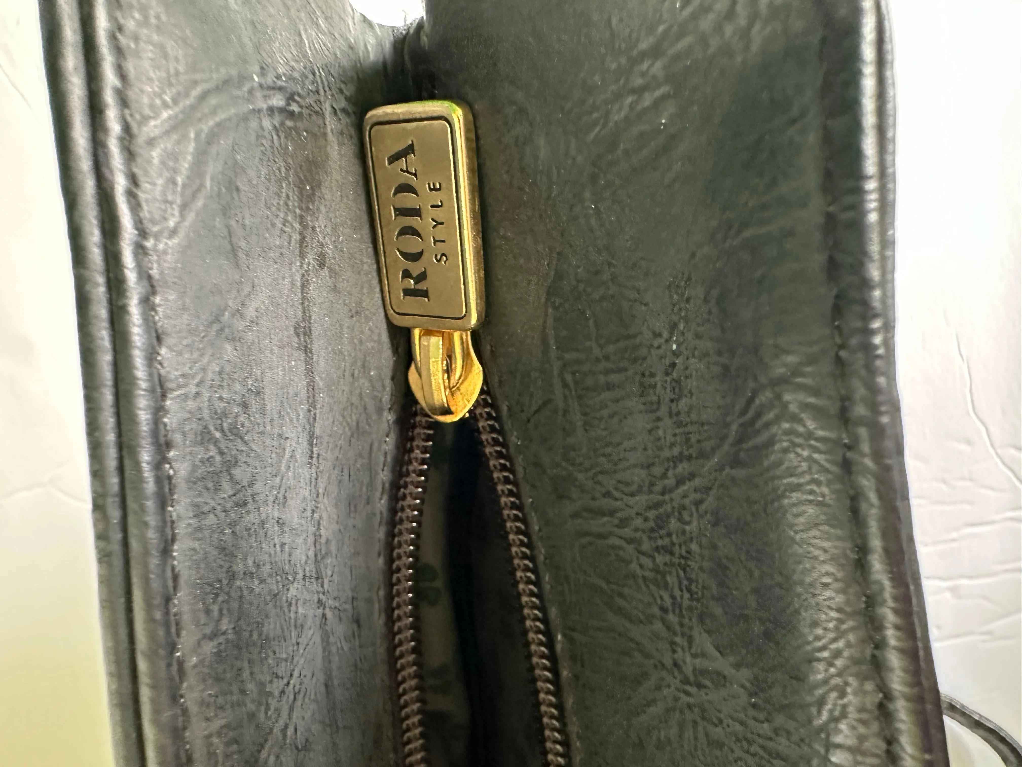 80s Extravagant bag in black leather by the Italian brand Roda Style