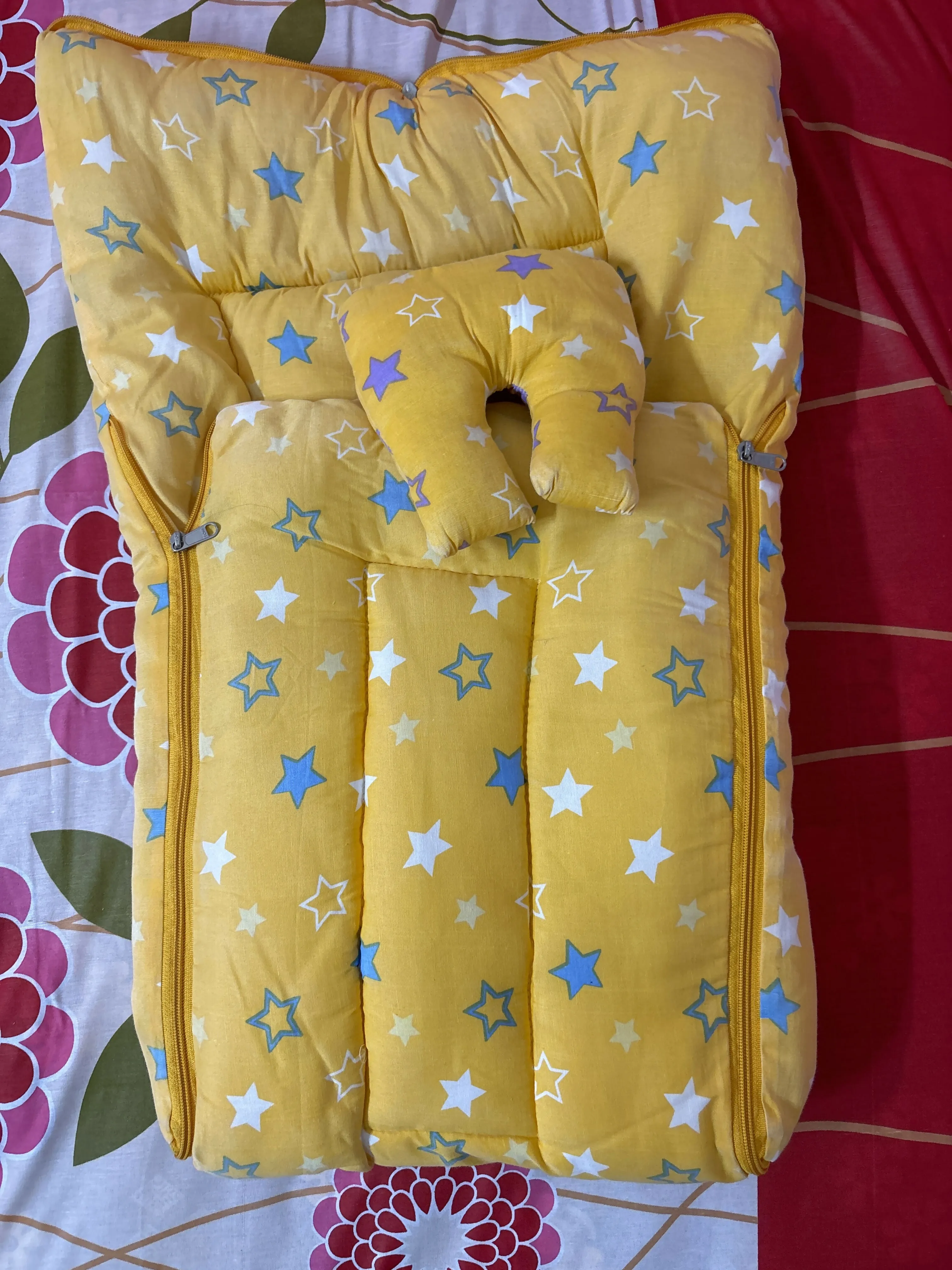 Baby bed cum carrier with pillow / Nest bag